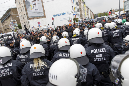 Linke und rechte Demonstrationen in Köln
