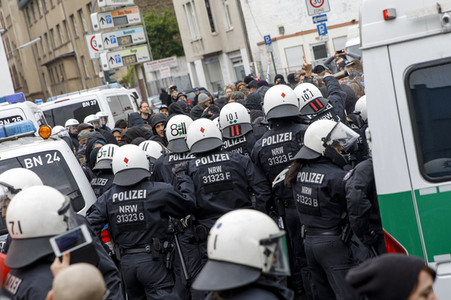 Linke und rechte Demonstrationen in Köln