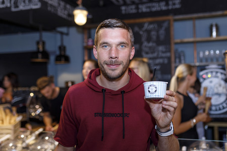 Eisdieleneröffnung von Lukas Podolski in Köln