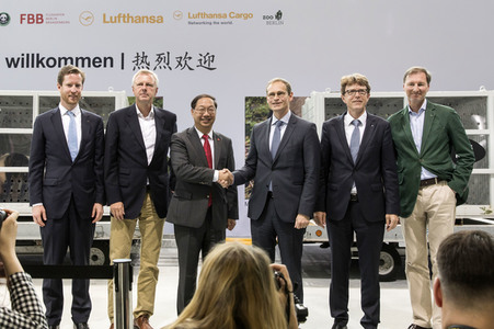 Ankunft der Pandabären Meng Meng und Jiao Qing in Berlin