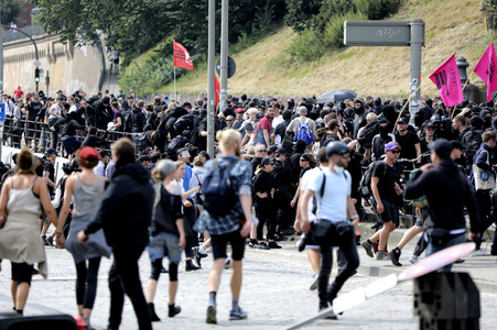 '#BlockG20 – colour the red zone!' Demonstration in Hamburg