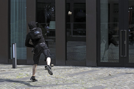 '#BlockG20 – colour the red zone!' Demonstration in Hamburg