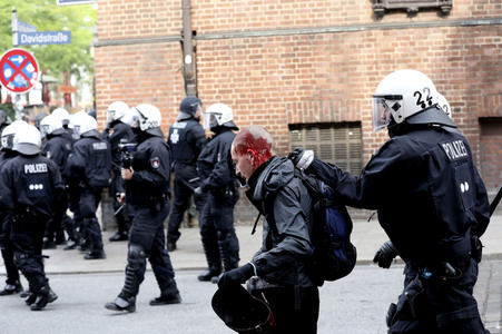'#BlockG20 – colour the red zone!' Demonstration in Hamburg