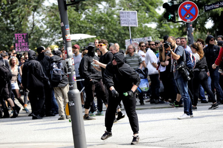 '#BlockG20 – colour the red zone!' Demonstration in Hamburg