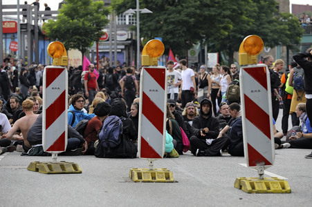 '#BlockG20 – colour the red zone!' Demonstration in Hamburg