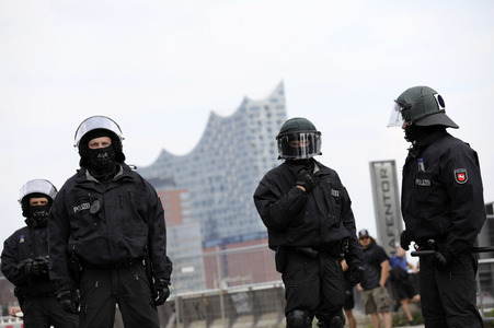'#BlockG20 – colour the red zone!' Demonstration in Hamburg