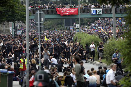 '#BlockG20 – colour the red zone!' Demonstration in Hamburg