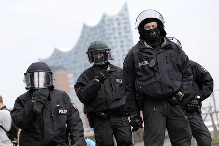 '#BlockG20 – colour the red zone!' Demonstration in Hamburg
