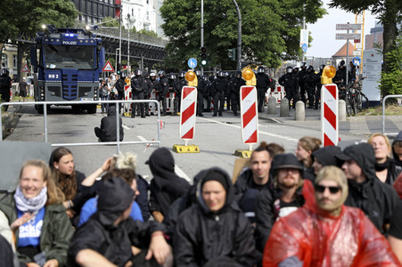 '#BlockG20 – colour the red zone!' Demonstration in Hamburg