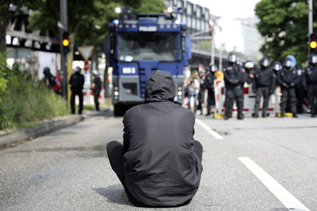 '#BlockG20 – colour the red zone!' Demonstration in Hamburg