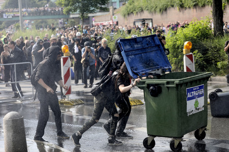 '#BlockG20 – colour the red zone!' Demonstration in Hamburg