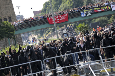 '#BlockG20 – colour the red zone!' Demonstration in Hamburg
