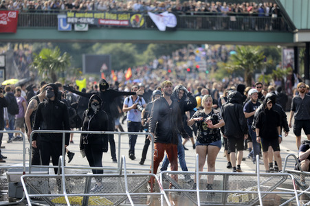 '#BlockG20 – colour the red zone!' Demonstration in Hamburg
