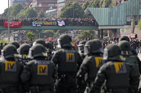 '#BlockG20 – colour the red zone!' Demonstration in Hamburg
