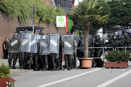 '#BlockG20 – colour the red zone!' Demonstration in Hamburg