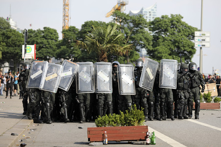 '#BlockG20 – colour the red zone!' Demonstration in Hamburg