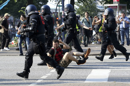 '#BlockG20 – colour the red zone!' Demonstration in Hamburg