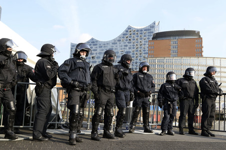'#BlockG20 – colour the red zone!' Demonstration in Hamburg