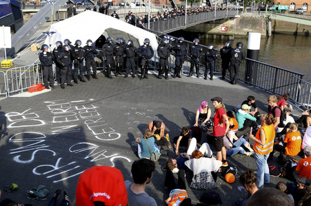 '#BlockG20 – colour the red zone!' Demonstration in Hamburg