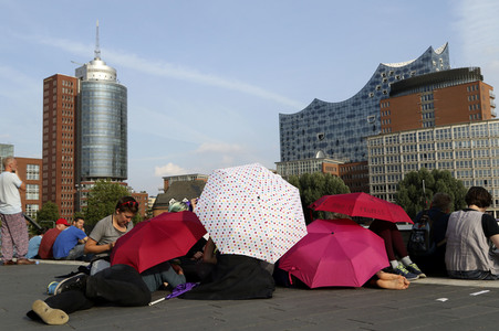 '#BlockG20 – colour the red zone!' Demonstration in Hamburg