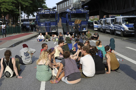'#BlockG20 – colour the red zone!' Demonstration in Hamburg