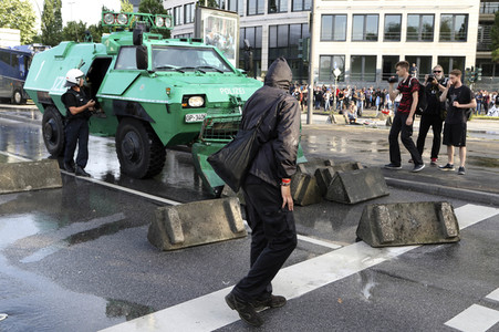 '#BlockG20 – colour the red zone!' Demonstration in Hamburg