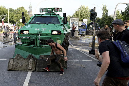 '#BlockG20 – colour the red zone!' Demonstration in Hamburg
