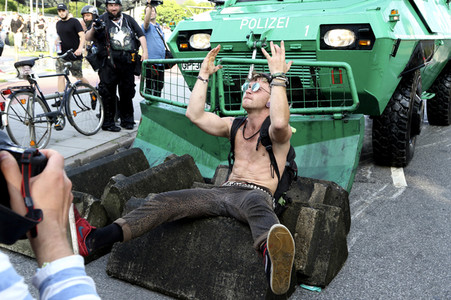 '#BlockG20 – colour the red zone!' Demonstration in Hamburg