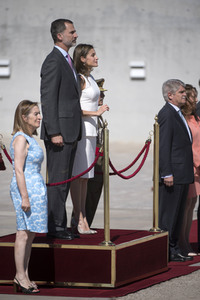 Königin Letizia und König Felipe beim Abflug am Flughafen Madrid-Barajas