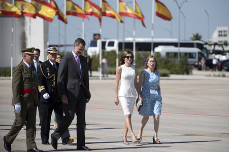 Königin Letizia und König Felipe beim Abflug am Flughafen Madrid-Barajas