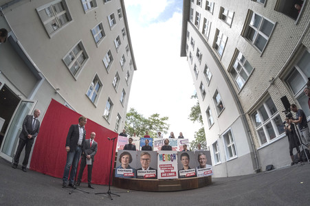 Vorstellung der Bundestagswahlplakte der Linken in Berlin