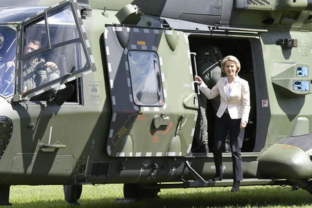 Ursula von der Leyen besucht ein Versorgungszentrum der Bundeswehr in Blankenburg