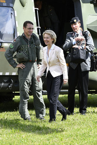 Ursula von der Leyen besucht ein Versorgungszentrum der Bundeswehr in Blankenburg