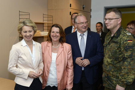 Ursula von der Leyen besucht ein Versorgungszentrum der Bundeswehr in Blankenburg