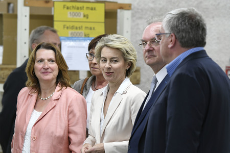 Ursula von der Leyen besucht ein Versorgungszentrum der Bundeswehr in Blankenburg