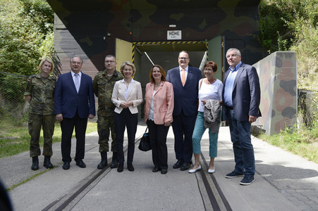 Ursula von der Leyen besucht ein Versorgungszentrum der Bundeswehr in Blankenburg