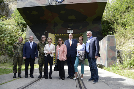 Ursula von der Leyen besucht ein Versorgungszentrum der Bundeswehr in Blankenburg