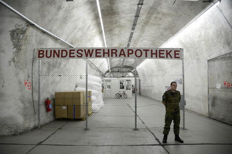 Ursula von der Leyen besucht ein Versorgungszentrum der Bundeswehr in Blankenburg