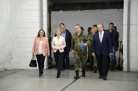 Ursula von der Leyen besucht ein Versorgungszentrum der Bundeswehr in Blankenburg