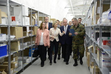 Ursula von der Leyen besucht ein Versorgungszentrum der Bundeswehr in Blankenburg