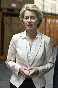 Ursula von der Leyen besucht ein Versorgungszentrum der Bundeswehr in Blankenburg