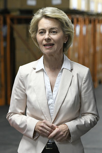 Ursula von der Leyen besucht ein Versorgungszentrum der Bundeswehr in Blankenburg