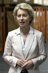 Ursula von der Leyen besucht ein Versorgungszentrum der Bundeswehr in Blankenburg
