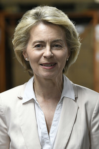 Ursula von der Leyen besucht ein Versorgungszentrum der Bundeswehr in Blankenburg