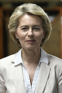 Ursula von der Leyen besucht ein Versorgungszentrum der Bundeswehr in Blankenburg