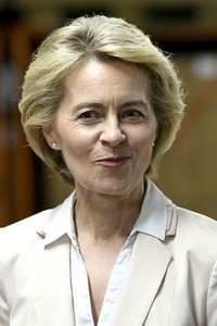Ursula von der Leyen besucht ein Versorgungszentrum der Bundeswehr in Blankenburg