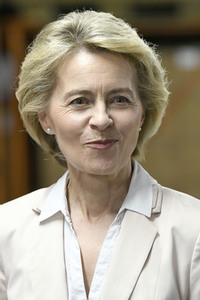 Ursula von der Leyen besucht ein Versorgungszentrum der Bundeswehr in Blankenburg