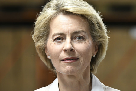 Ursula von der Leyen besucht ein Versorgungszentrum der Bundeswehr in Blankenburg