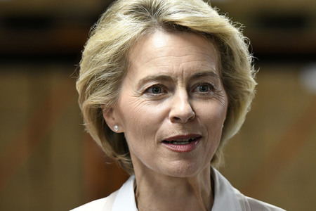 Ursula von der Leyen besucht ein Versorgungszentrum der Bundeswehr in Blankenburg
