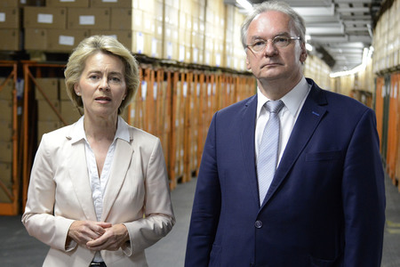 Ursula von der Leyen besucht ein Versorgungszentrum der Bundeswehr in Blankenburg